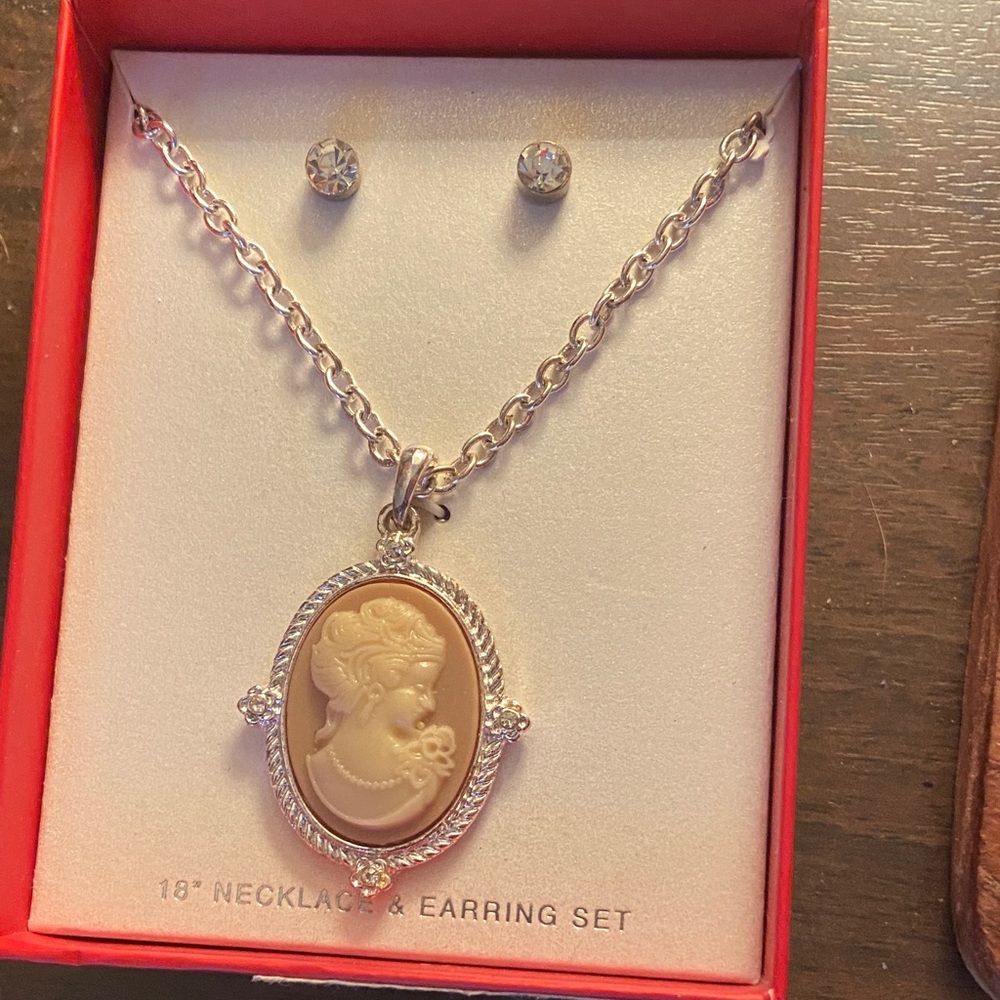 Vintage-Inspired Cameo Necklace and Earring Set